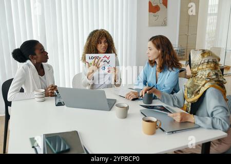 Discussione di una strategia aziendale durante la riunione del team Foto Stock