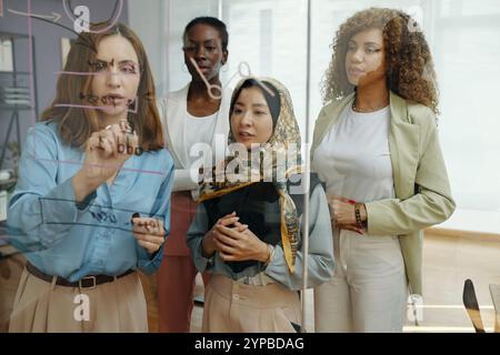 Collaborazione al piano di progetto in ambiente ufficio moderno Foto Stock