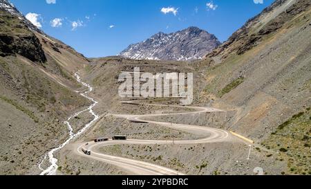 Vista aerea di "El Paso de los Caracoles", Cile. Al passo "Los Libertadores" tra Argentina e Cile. Foto Stock