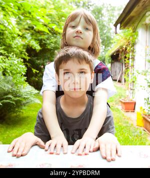 Due ragazzi, entrambi di 9 anni, che ingannano all'aperto. Foto Stock