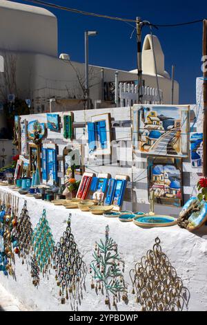 Santorini, Grecia - 23 maggio 2024: Negozio di souvenir a Pyrgos - strada di Santorini in Grecia Foto Stock