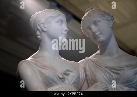 Scultura "The Campbell Sisters Dancing a Waltz" di Lorenzo Bartolini in mostra al Victoria and Albert Museum di Londra Foto Stock