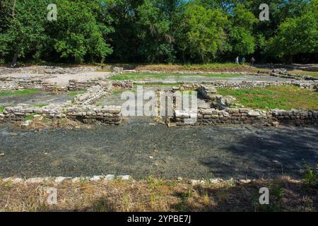 Sarande, Albania - 7 giugno 2024. I resti del Palazzo Triconch del V secolo nel Parco Archeologico di Butrint, all'interno del Parco Nazionale di Butrint. UNESCO Foto Stock