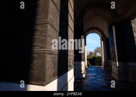 Mercantile Marine War Memorial, progettato da Sir Edwin Lutyens e inaugurato nel 1928, su Tower Hill, di fronte alla Torre di Londra Foto Stock