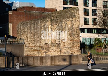 Sezione superstite del muro romano a Londra vicino alla Torre di Londra Foto Stock