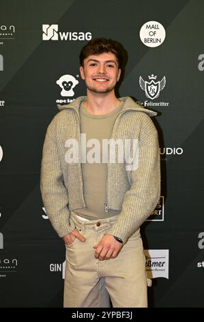 Johannes Aron Pinter bei der 4. Pacchetto Promi 2024 Aktion von Maximilian Seitz nel centro commerciale di Berlino. Berlino, 27.11.2024 Berlino Germania *** Johannes Aron Pinter alla campagna 4 Charity Promi Pack 2024 di Maximilian Seitz nel Mall of Berlin Berlin, 27 11 2024 Berlino Germania Copyright: XMatthiasxWehnertx Foto Stock