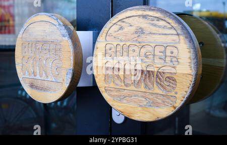 Hannover, Germania. 29 novembre 2024. ILLUSTRAZIONE - Un logo è visibile all'ingresso di un ristorante della catena di fast food Burger King credito: Julian Stratenschulte/dpa/Alamy Live News Foto Stock