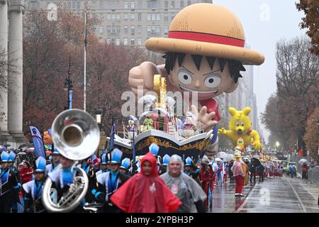 La mongolfiera Monkey D Luffy durante la 98a parata annuale del giorno del Ringraziamento di Macy il 28 novembre 2024 a New York. Foto Stock