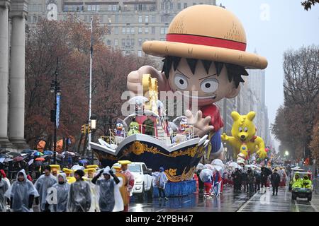 La mongolfiera Monkey D Luffy durante la 98a parata annuale del giorno del Ringraziamento di Macy il 28 novembre 2024 a New York. Foto Stock