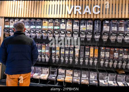 L'uomo guardava da dietro nella sezione cibo alla rinfusa in un supermercato *** didascalia locale *** Foto Stock