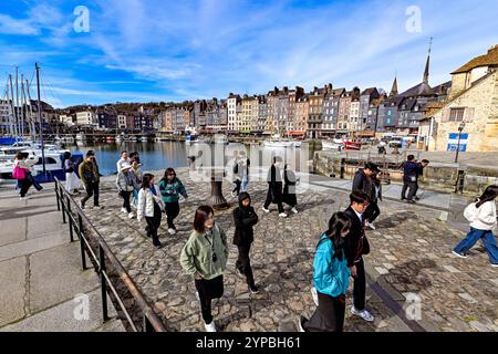 Honfleur (Normandia, Francia nord-occidentale): Gruppo di turisti asiatici che passeggiano lungo le "Vieux bassin" *** didascalia locale *** Foto Stock