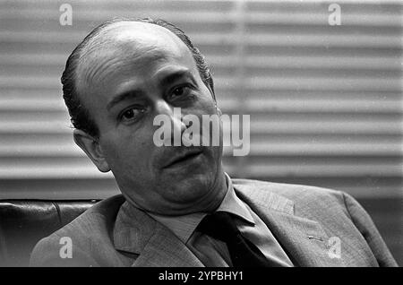 Politico argentino e ministro del lavoro Rubens San Sebastián durante un'intervista stampa, Buenos Aires, Argentina, 11 dicembre 1968. Foto Stock