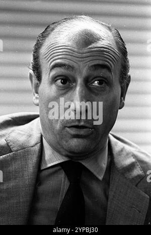 Politico argentino e ministro del lavoro Rubens San Sebastián durante un'intervista stampa, Buenos Aires, Argentina, 11 dicembre 1968. Foto Stock