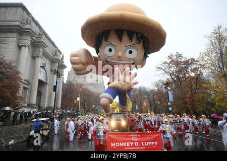 La mongolfiera Monkey D Luffy durante la 98a parata annuale del giorno del Ringraziamento di Macy il 28 novembre 2024 a New York. Foto Stock