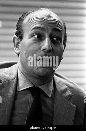 Politico argentino e ministro del lavoro Rubens San Sebastián durante un'intervista stampa, Buenos Aires, Argentina, 11 dicembre 1968. Foto Stock