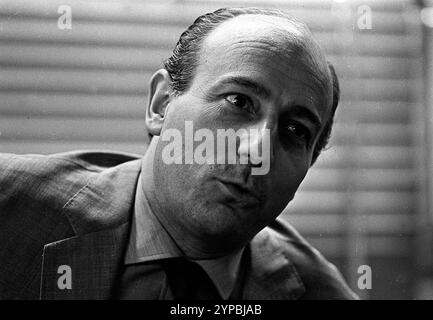 Politico argentino e ministro del lavoro Rubens San Sebastián durante un'intervista stampa, Buenos Aires, Argentina, 11 dicembre 1968. Foto Stock