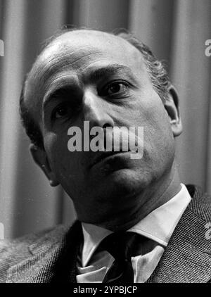 Politico argentino e ministro del lavoro Rubens San Sebastián durante un'intervista stampa, Buenos Aires, Argentina, 11 dicembre 1968. Foto Stock