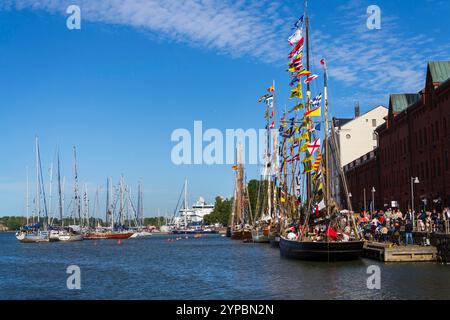 Bellissime barche a vela attraccano nel porto nella soleggiata giornata estiva il 6 luglio 2024 a Helsinki, Finlandia. Foto Stock