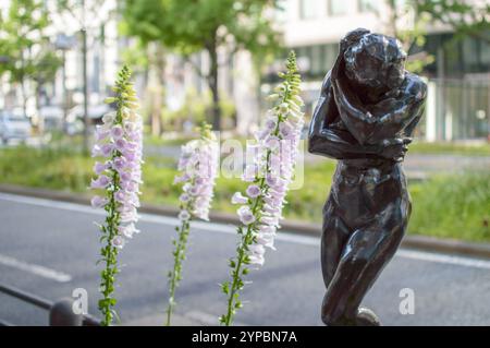 Scultura artistica in bronzo su Midosuji avenue nel centro di Osaka, Giappone, il 5 maggio 2018 Foto Stock