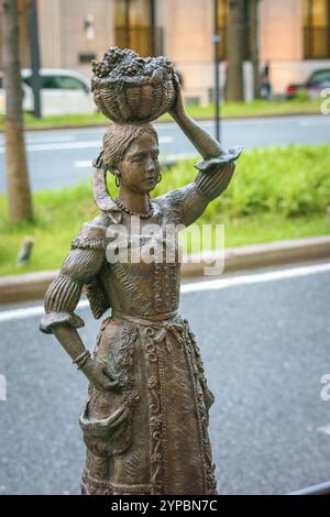 Scultura artistica in bronzo su Midosuji avenue nel centro di Osaka, Giappone, il 21 maggio 2018 Foto Stock