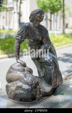 Scultura artistica in bronzo su Midosuji avenue nel centro di Osaka, Giappone, il 5 maggio 2018 Foto Stock