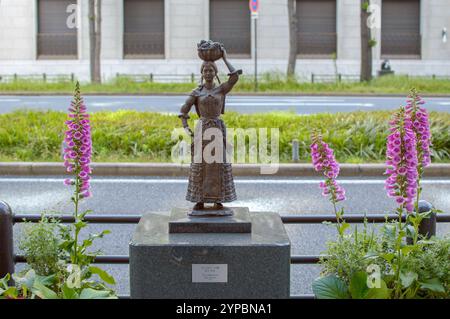 Scultura artistica in bronzo su Midosuji avenue nel centro di Osaka, Giappone, il 5 maggio 2018 Foto Stock