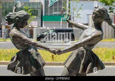 Scultura artistica in bronzo su Midosuji avenue nel centro di Osaka, Giappone, il 5 maggio 2018 Foto Stock