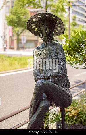 Scultura artistica in bronzo su Midosuji avenue nel centro di Osaka, Giappone, il 5 maggio 2018 Foto Stock