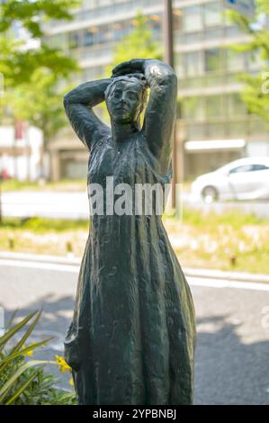 Scultura artistica in bronzo su Midosuji avenue nel centro di Osaka, Giappone, il 5 maggio 2018 Foto Stock