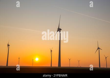 Alba sulle turbine eoliche di campagna che generano energia elettrica rinnovabile Foto Stock