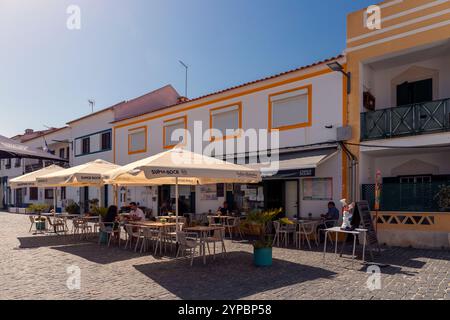 Portogallo, regione di Alentejo, Vila Nova de Milfontes, ristorante tradizionale e negozi in largo do Rossio Foto Stock