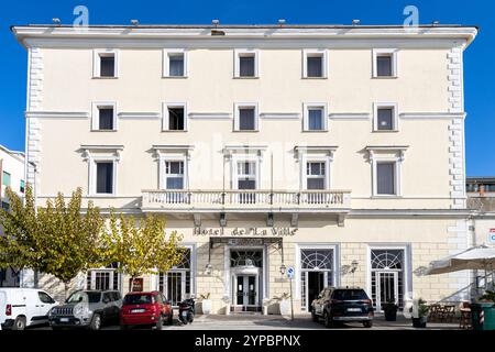 Civitavecchia, Italia - 13 novembre 2024: L'elegante facciata dell'Hotel de la Ville Foto Stock