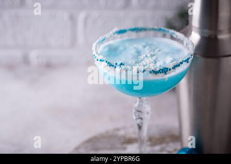 Cocktail di Natale con curacao blu Foto Stock