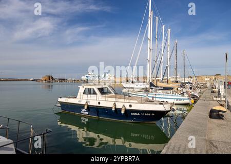 Civitavecchia, Italia - 13 novembre 2024: Barche e barche a vela attraccate al porto Foto Stock
