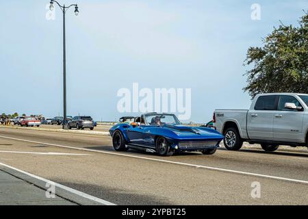 Gulfport, MS - 4 ottobre 2023: Vista ad angolo anteriore grandangolare di una Chevrolet Corvette Stingray Convertible del 1964 in una mostra automobilistica locale. Foto Stock