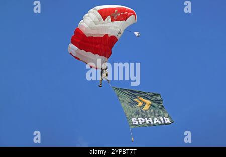 Ein Fallschirmspringer der Swiss Parawings, einem Fallschirm-Displayteams der Schweizer Armee, un einem Freifallschirm mit der Flagge SPHAIR. Die Flugshow ZigAirMeet mit internationaler Beteiligung aus dem militärischen und zivilen Luftfahrtbereich fand AM 18. und 19. Agosto 2023 a Mollis, Kanton Glarus, Schweiz, statt. Mollis Glarus Schweiz *** paracadutista svizzero di paracadutista, un gruppo di paracadutisti delle forze armate svizzere, su un paracadute a caduta libera con bandiera SPHAIR si è svolto lo scorso agosto il Salone aereo ZigAirMeet con la partecipazione internazionale del settore dell'aviazione militare e civile Foto Stock