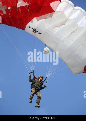 Ein Fallschirmspringer der Swiss Parawings, einem Fallschirm-Displayteams der Schweizer Armee, un einem Freifallschirm. Hochkant. Die Flugshow ZigAirMeet mit internationaler Beteiligung aus dem militärischen und zivilen Luftfahrtbereich fand AM 18. und 19. Agosto 2023 a Mollis, Kanton Glarus, Schweiz, statt. Mollis Glarus Schweiz *** Un paracadutista svizzero di paracadutista, un gruppo di paracadutisti delle forze armate svizzere, su un paracadute a caduta libera sul bordo dello show aereo ZigAirMeet con la partecipazione internazionale del settore dell'aviazione militare e civile ha avuto luogo il 18 e 19 agosto 2023 a M Foto Stock