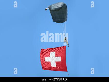 Ein Fallschirmaufklärer der Schweizer Armee. Er trägt die Schweizer Nationalflagge mit sich. Die Flugshow ZigAirMeet mit internationaler Beteiligung aus dem militärischen und zivilen Luftfahrtbereich fand AM 18. und 19. Agosto 2023 a Mollis, Kanton Glarus, Schweiz, statt. Mollis Glarus Schweiz *** velivolo da ricognizione con paracadute dell'esercito svizzero porta bandiera nazionale svizzera la manifestazione aerea ZigAirMeet con partecipazione internazionale del settore dell'aviazione militare e civile si è svolta il 18 e 19 agosto 2023 a Mollis, Canton Glarus, Svizzera Mollis Glarus Svizzera Foto Stock