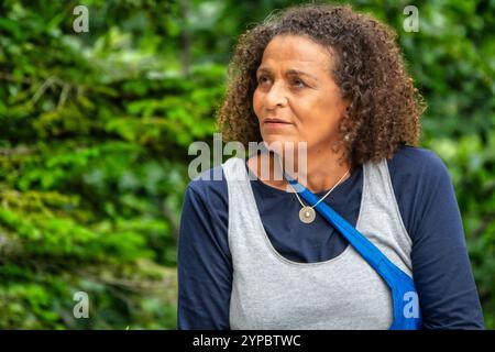 Bella donna sudamericana, di mezza età con capelli ricci, e uno sguardo perduto e triste Foto Stock