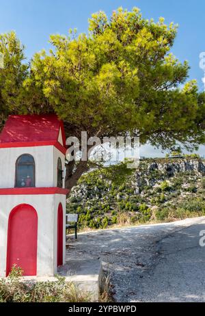 Santuario lungo la strada sull'isola greca di Zante o Zante, luogo di culto e forma di memoriale o tabernacolo sul ciglio della strada nelle isole greche, Zante. Foto Stock