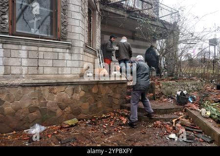 REGIONE DI ODESA, UCRAINA - 29 NOVEMBRE 2024 - le persone rimuovono i detriti in una casa distrutta da un massiccio attacco di droni russi nella regione di Odesa, Ucraina meridionale. Sette persone sono rimaste ferite nell'attacco russo di venerdì sera, 29 novembre. Le case, così come il porto e le infrastrutture di trasporto, sono state danneggiate. Foto Stock