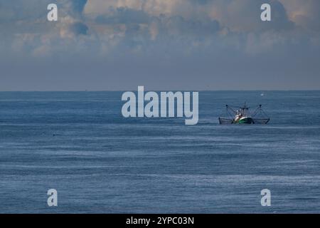 Una taglierina con reti di trascinamento sollevate sul Mare del Nord Foto Stock