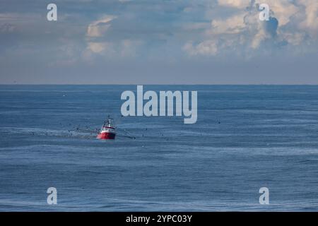 Una taglierina con reti di trascinamento sollevate sul Mare del Nord Foto Stock
