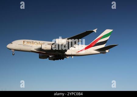 Heathrow, Londra, Regno Unito - 26 novembre 2024 - Emirates A380-842 A6-EUM da Dubai DXB sul suo avvicinamento finale prima di atterrare a LHR. Foto Stock