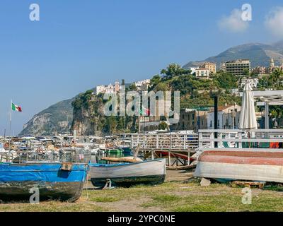 Marina d'Aequa è un'incantevole e pittoresca baia situata a breve distanza dal cuore di Sorrento, Campania, Italia. Foto Stock