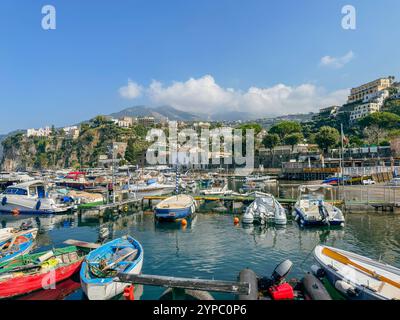 Marina d'Aequa è un'incantevole e pittoresca baia situata a breve distanza dal cuore di Sorrento, Campania, Italia. Foto Stock