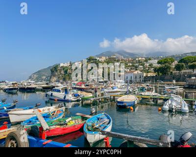 Marina d'Aequa è un'incantevole e pittoresca baia situata a breve distanza dal cuore di Sorrento, Campania, Italia. Foto Stock