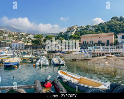 Marina d'Aequa è un'incantevole e pittoresca baia situata a breve distanza dal cuore di Sorrento, Campania, Italia. Foto Stock
