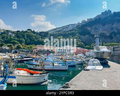 Marina d'Aequa è un'incantevole e pittoresca baia situata a breve distanza dal cuore di Sorrento, Campania, Italia. Foto Stock