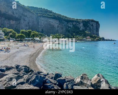 Marina d'Aequa è un'incantevole e pittoresca baia situata a breve distanza dal cuore di Sorrento, Campania, Italia. Foto Stock